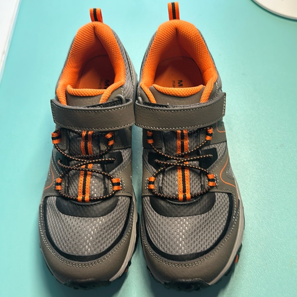 Boy’s Merrel hiking sneakers size youth 5W